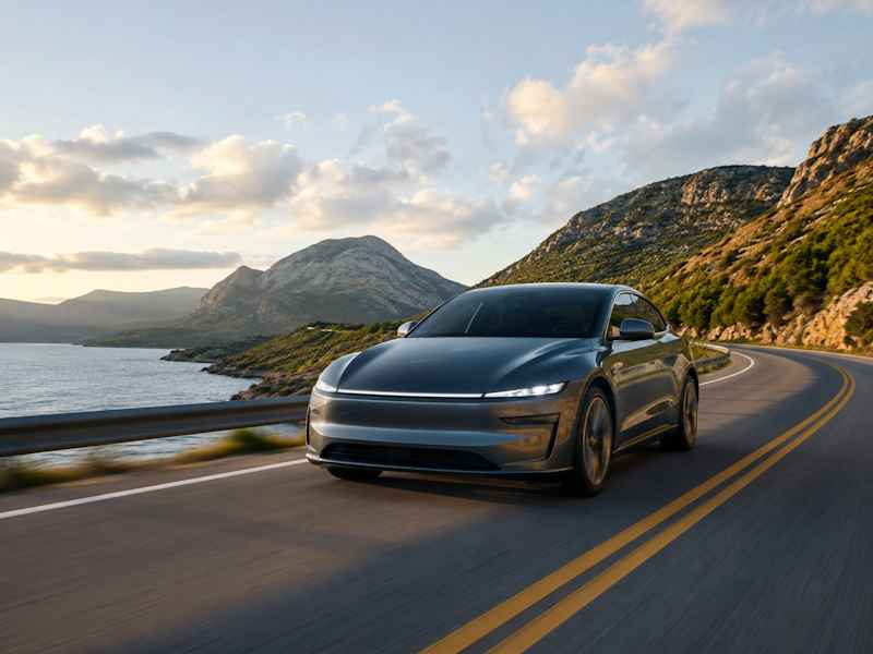 Voiture électrique circulant sur une route